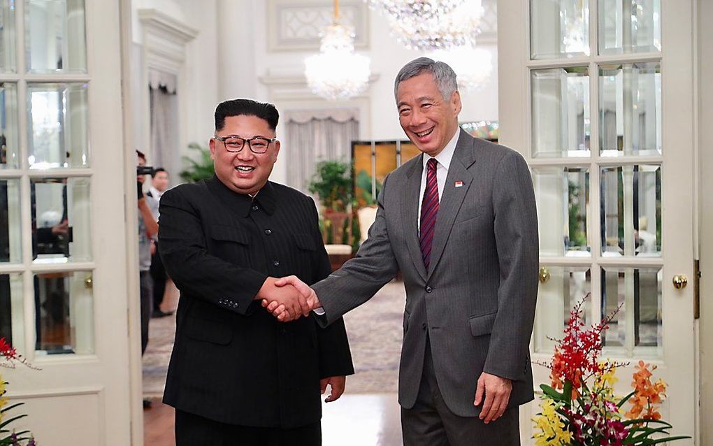 De Noord-Koreaanse leider Kim Jong-un schudt de hand van de premier van Singapore, Lee Hsien Loong. beeld AFP