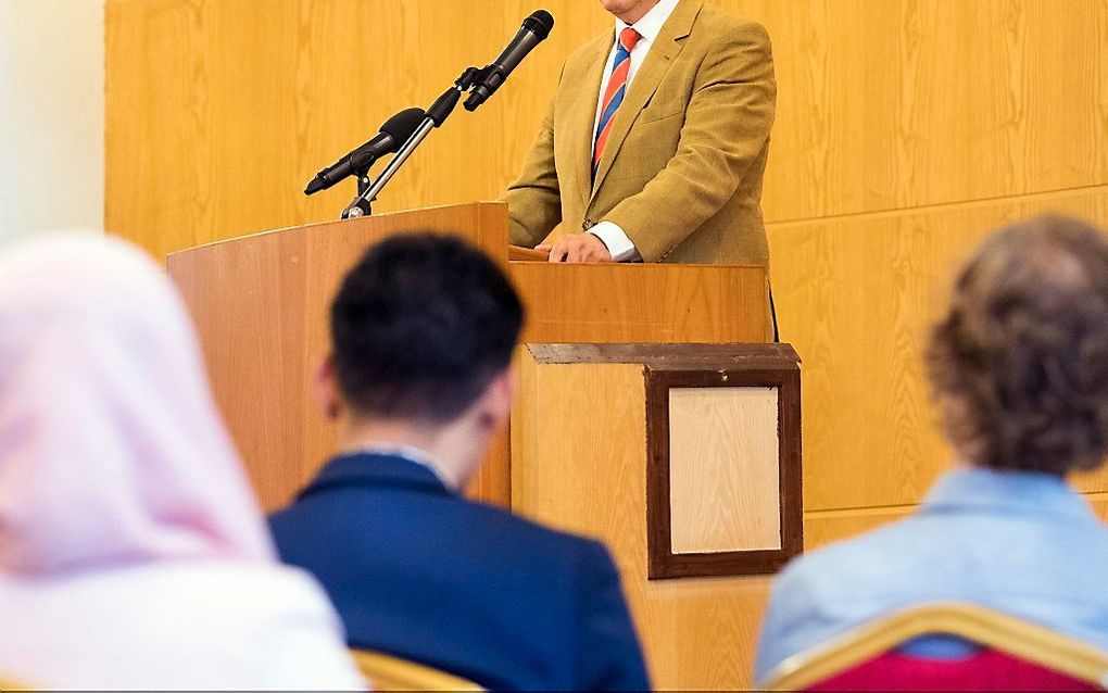 Burgemeester Ahmed Aboutaleb tijdens een iftar voor de buurt in centrum De Middenweg. beeld ANP