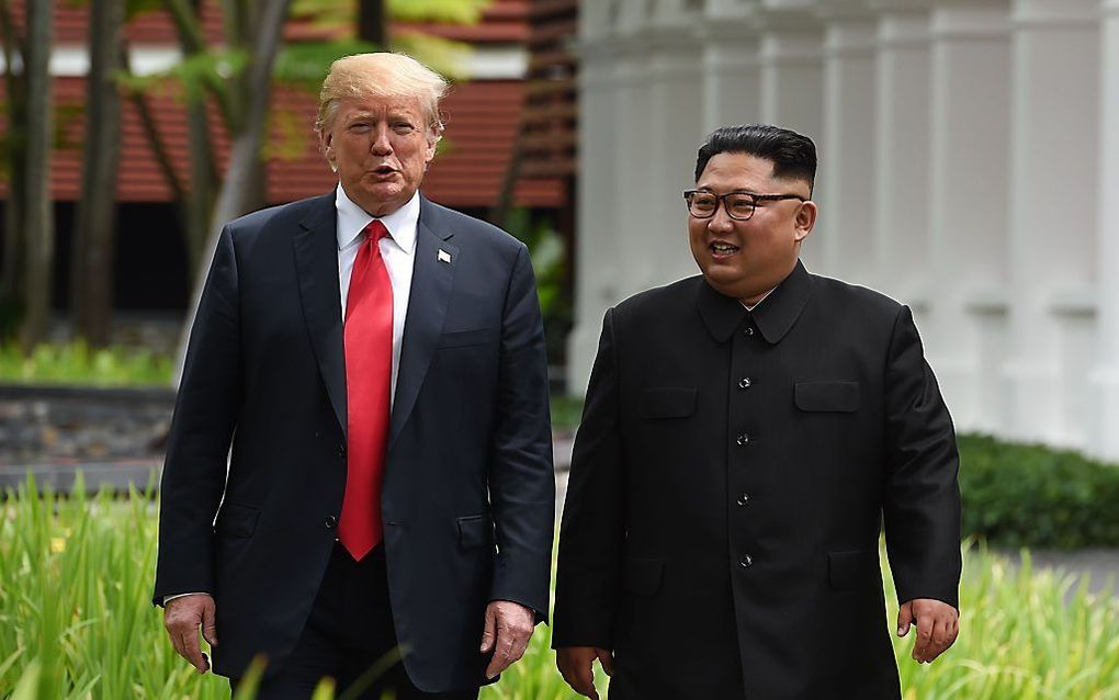 Trump (l.) en Kim Jong-un tijdens hun eerste ontmoeting. beeld AFP