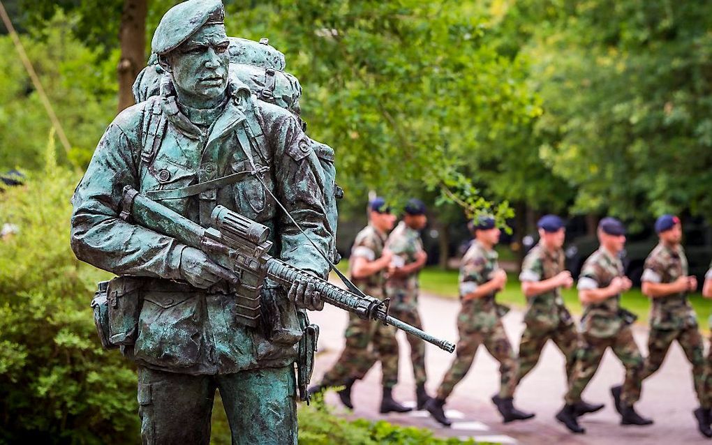 „Alle jongens en meisjes die volgend jaar 17 jaar oud worden, krijgen een brief van De-fensie waarin staat dat ze als dienstplichtigen zijn ingedeeld.” Foto: mariniers trainen op de kazerne in Doorn. beeld ANP, Lex Van Lieshout