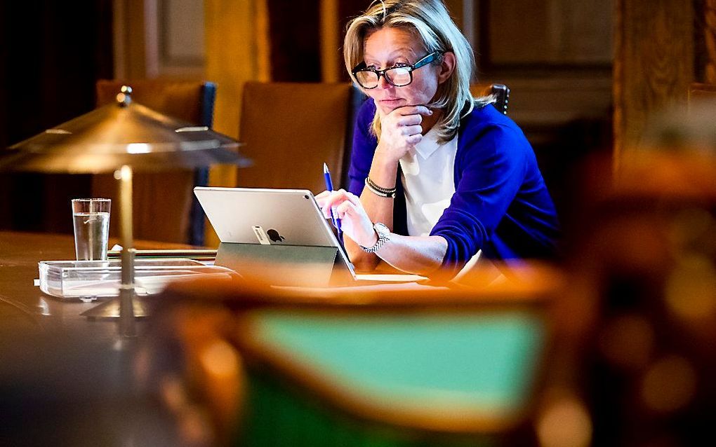 Minister van Binnenlandse Zaken Kajsa Ollongren tijdens het debat in de Eerste Kamer over de wet voor een gedeeltelijk verbod op gezichtsbedekkende kleding. beeld ANP