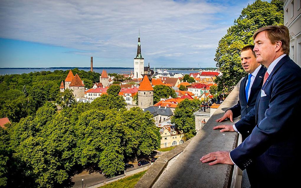 Koning Willem-Alexander en minister-president Juri Ratas bekijken de stad op het balkon tijdens het staatsbezoek aan Estland. beeld ANP