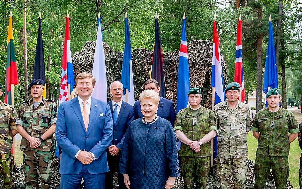 Koning Willem-Alexander poseert met president, ministers en militaire staf op de trainingskazerne van de NAVO. beeld ANP