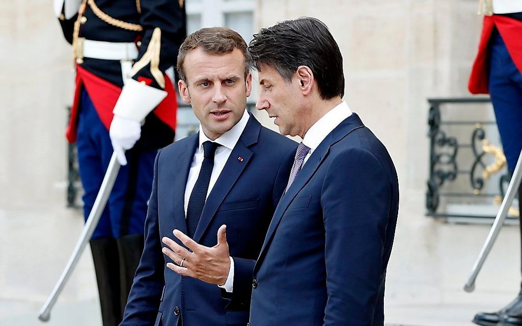 Macron (l.) en Conte. beeld EPA