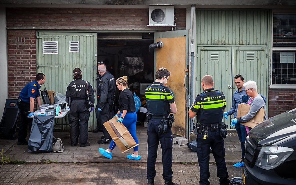 De politie doet onderzoek bij een drugslab in een bedrijfspand in Geldrop. Het laboratorium werd ontdekt nadat een er een dode man op straat gevonden werd. beeld ANP