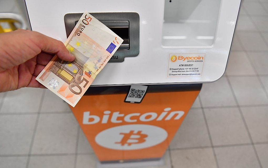 Reizigers op Schiphol kunnen hun euro's inwisselen voor cryptomunten. beeld ANP