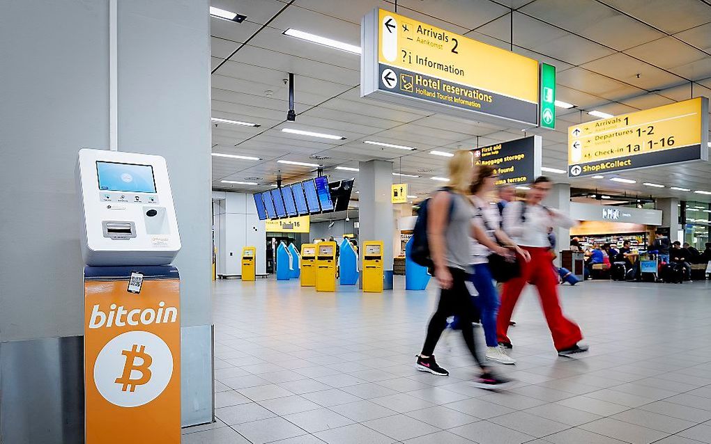 Reizigers op Schiphol die kort voor vertrek hun laatste euro's kwijt willen, kunnen deze inwisselen voor cryptomunten bitcoin en ethereum. beeld ANP