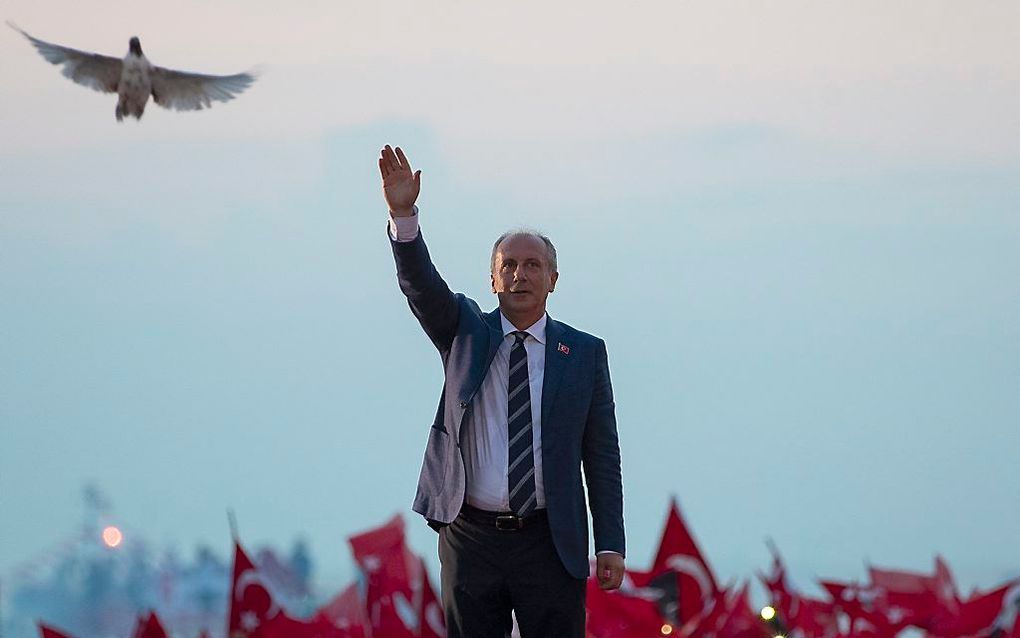 De leider van de grootste Turkse oppositiepartij, Muharrem Ince van de CHP (Republikeinse Volkspartij). beeld EPA