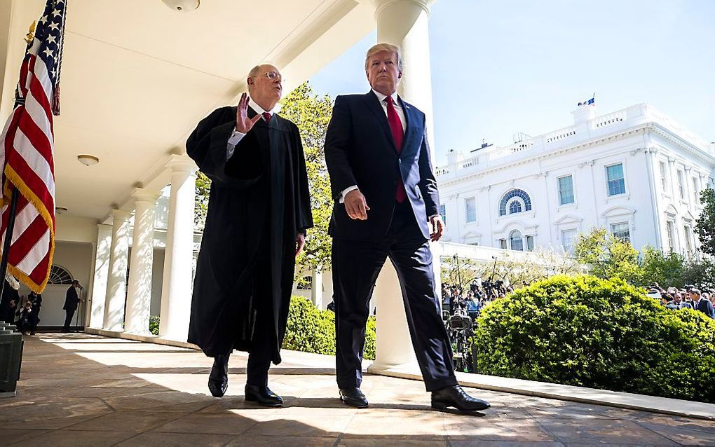 De Amerikaanse president Trump met de liberale rechter Anthony Kennedy. beeld EPA