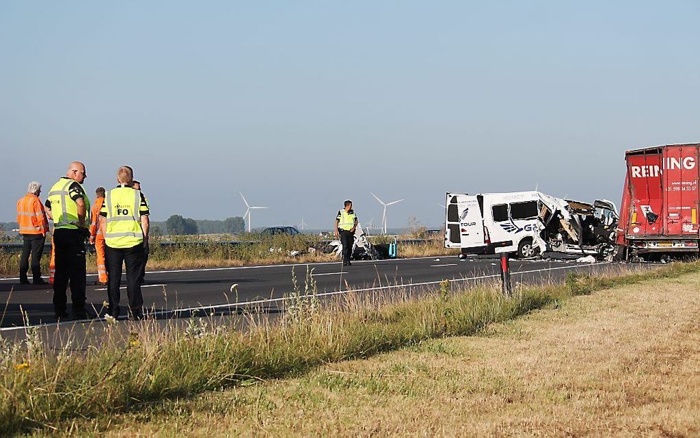 Hulpdiensten zijn ter plekke bij een ernstig ongeval op de A4 tussen de knooppunten Hoogerheide en Markiezaat waarbij meerdere gewonden zijn gevallen. De snelweg is voor het onderzoek afgesloten en geeft hinder voor verkeer richting Zeeland. beeld ANP