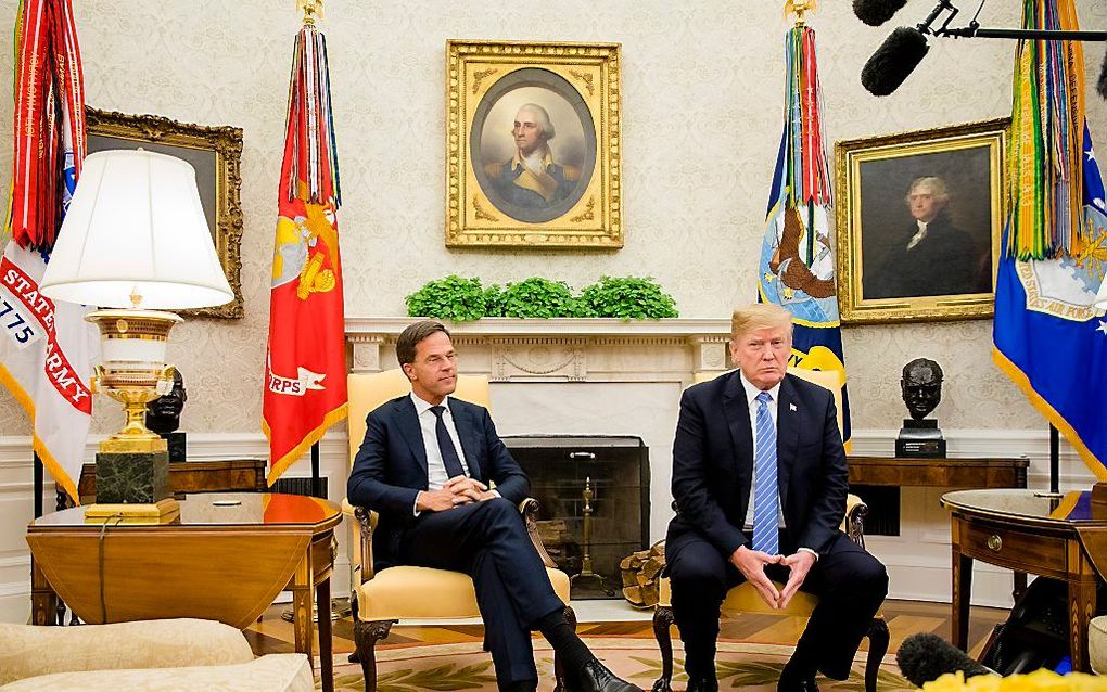 Premier Mark Rutte ontmoet de Amerikaanse president Donald Trump in de Oval Office van het Witte Huis. beeld ANP