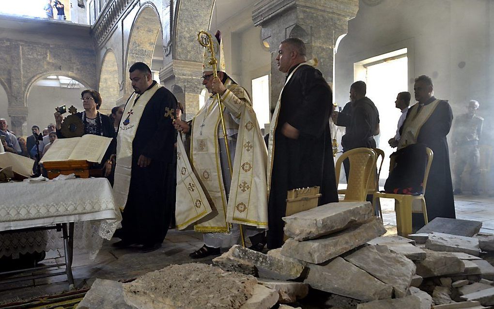 Irakese christenen wonen in juni een mis in Mosul bij. Het is de eerste mis sinds IS uit de stad verdreven is. Beeld EPA, Ammar Salih