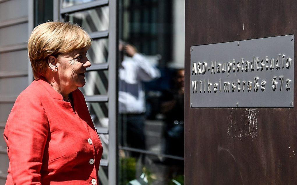 Merkel arriveert bij de ARD-studio. beeld EPA