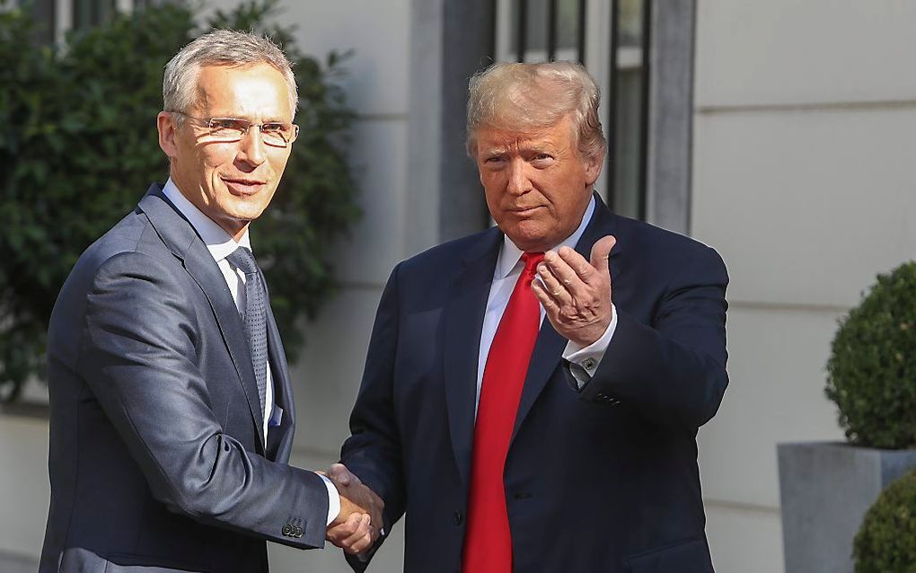 Trump (r.) en Stoltenberg poseren voor de camera. beeld EPA