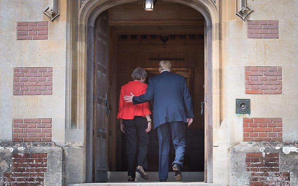 Trump (r.) en May. beeld AFP