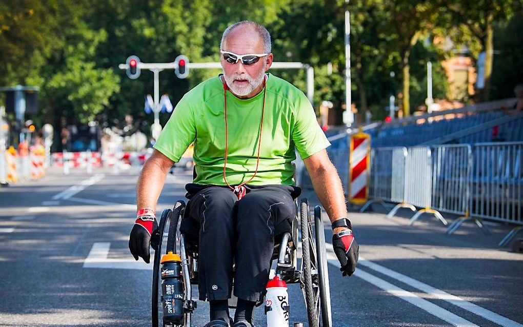 Bennie Bouwhuis komt als eerste over de finish van de 50 kilometer deelnemers tijdens de laatste dag van de 102e editie van de Nijmeegse Vierdaagse. beeld ANP