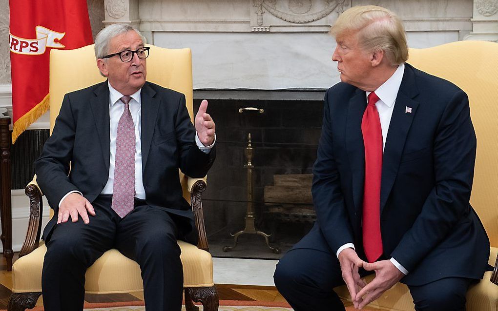 De Europese Commissievoorzitter Jean-Claude Juncker (L) en de Amerikaanse president Donald Trump in het Witte Huis. beeld AFP