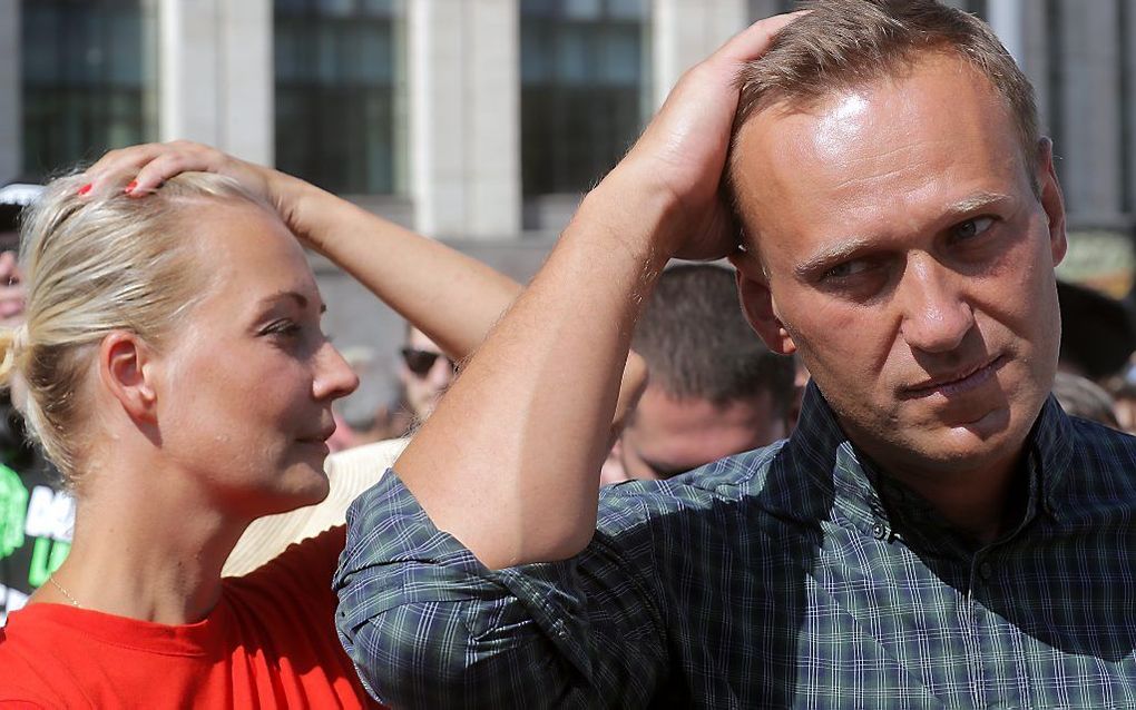 De Russische oppositieleider Navalny en zijn vrouw. beeld AFP