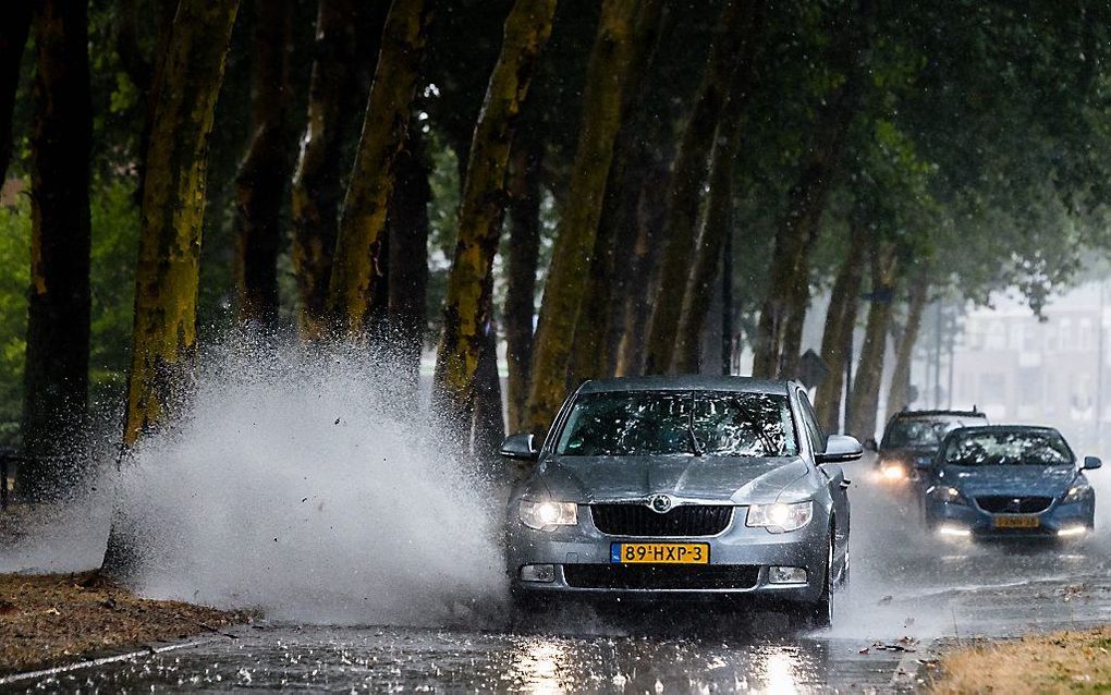 Wateroverlast op de weg in Geldrop na een wolkbreuk. Na een lange tijd van droog weer valt er op de meeste plaatsen in het land weer regen. beeld ANP