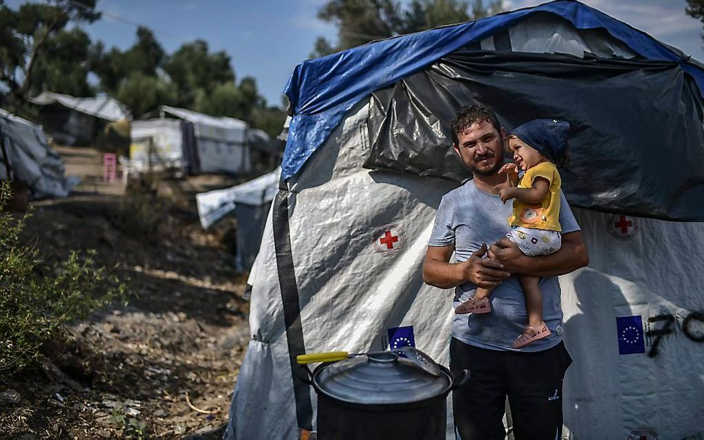 Syrische vluchteling op een plek net buiten kamp Moria op Lesbos. beeld AFP, Aris Messinis