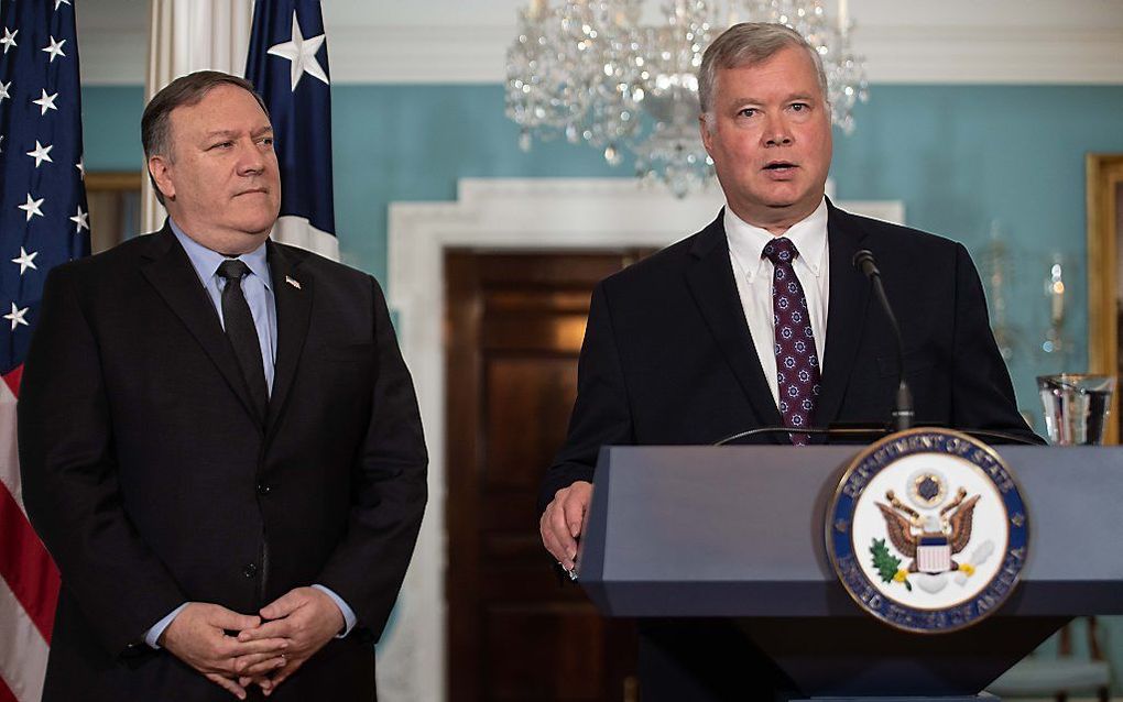 Steve Biegun en Mike Pompeo (l.) tijdens een persconferentie. beeld AFP