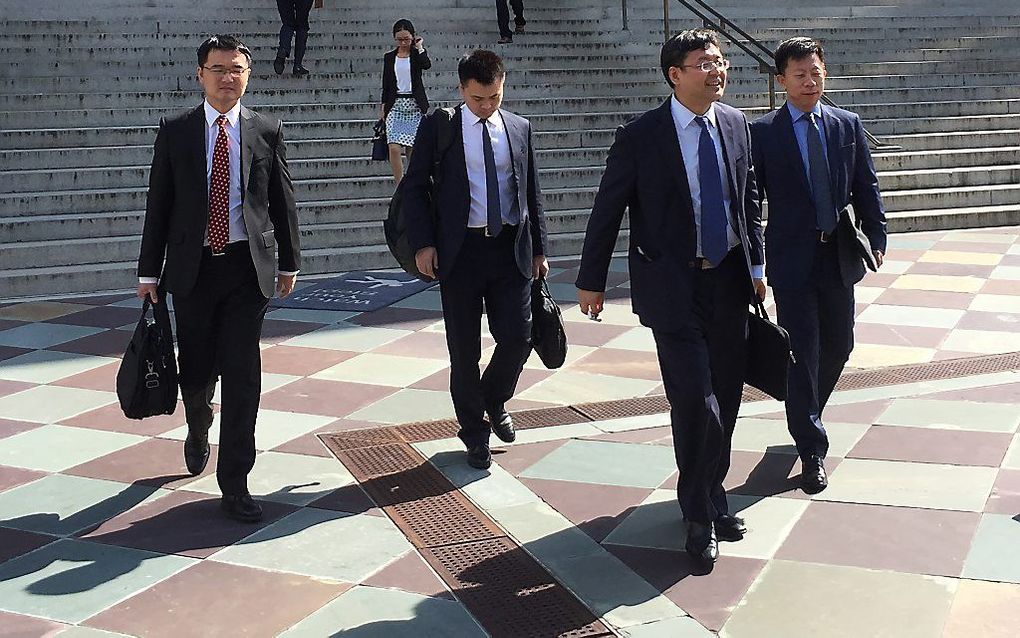 Leden van de Chinese handelsdelegatie verlaten het Amerikaanse ministerie van Financiën. beeld AFP