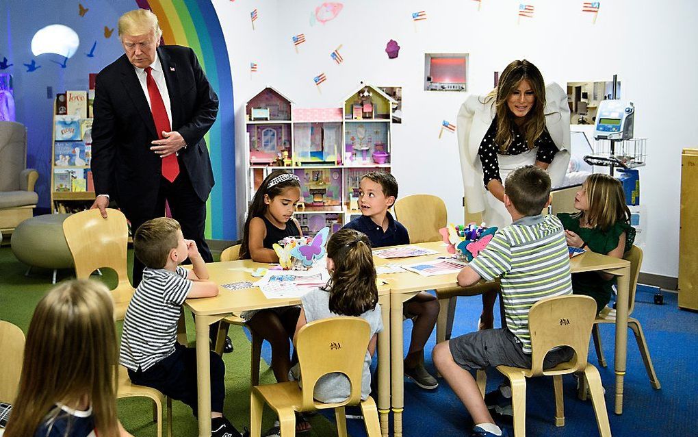 De Amerikaanse president Donald Trump en first lady Melania Trump bezoeken een kinderziekenhuis in Columbus, Ohio. beeld AFP