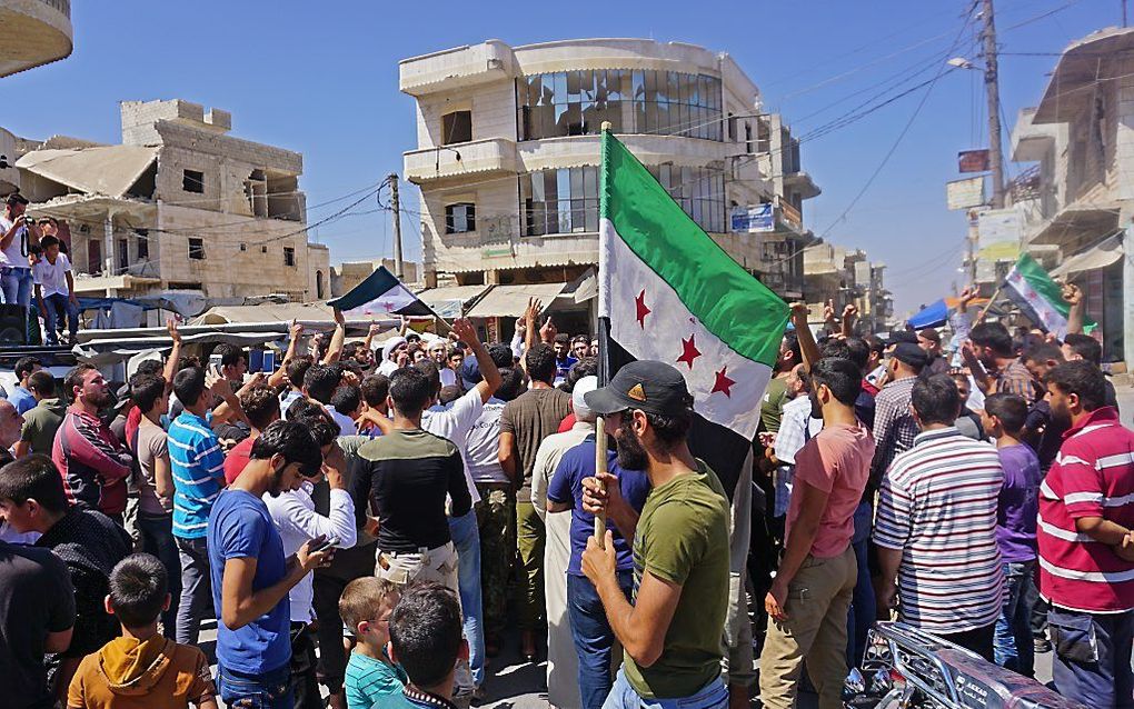 Inwoners van Binnish in de Syrische provincie Idlib betogen tegen president Assad. beeld AFP