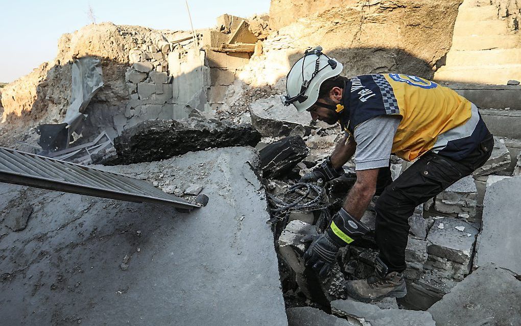 Een 'Witte Helm' actief in al-Tamana, aan de zuidelijke rand van de provincie Idlib. beeld AFP