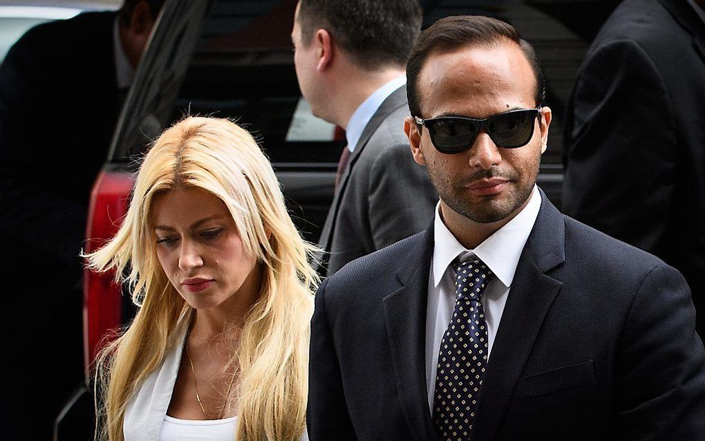 George Papadopoulos, geflankeerd door zijn vrouw. beeld AFP