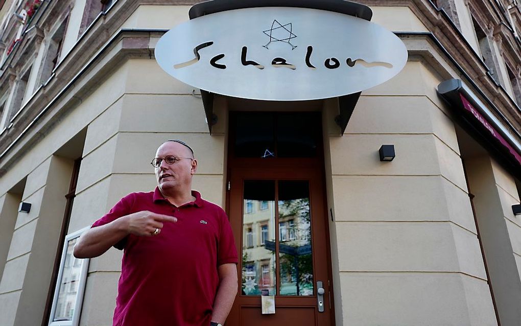 Uwe Dziuballa, de getroffen eigenaar van het restaurant ”Schalom" in Chemnitz. beeld AFP