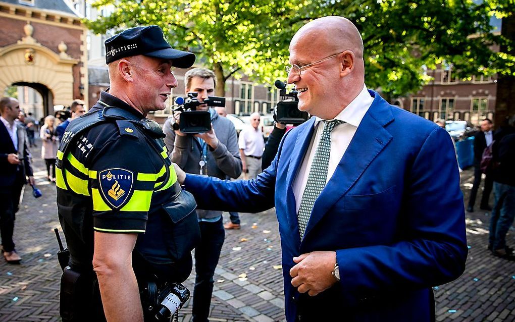 Ferdinand Grapperhaus, minister van Justitie en Veiligheid, komt aan op het Binnenhof voor de wekelijkse ministerraad. beeld ANP