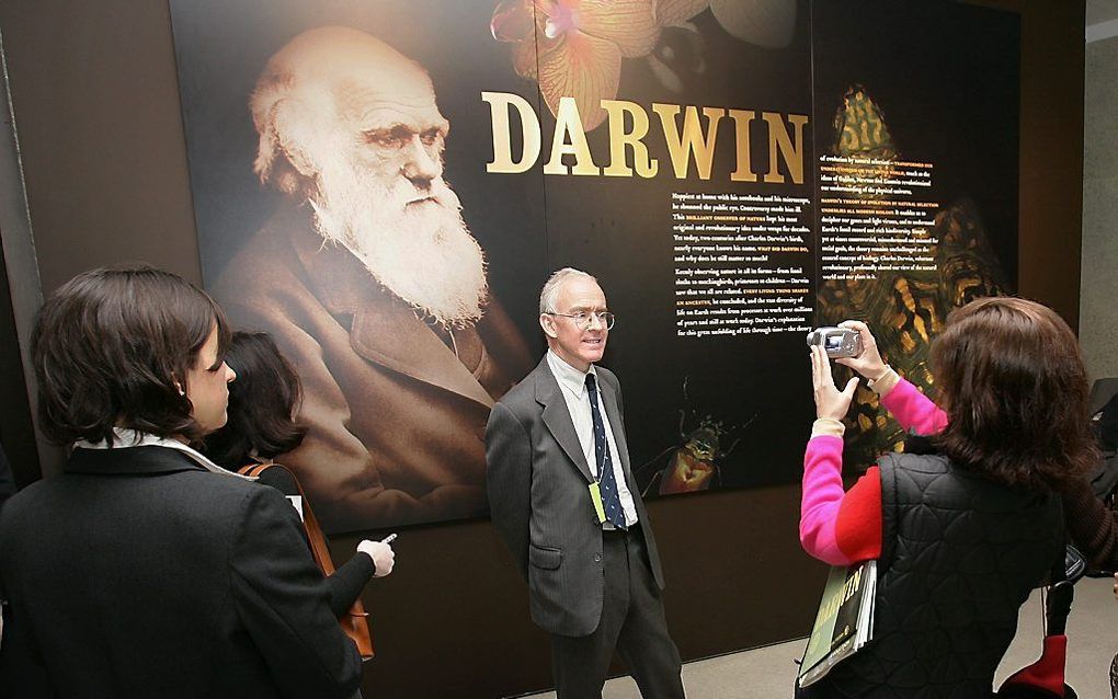 Charles Darwin poseert voor de afbeelding van betovergrootvader bij de expositie over Darwin in New York, 2005. beeld Don Emmert, AFP