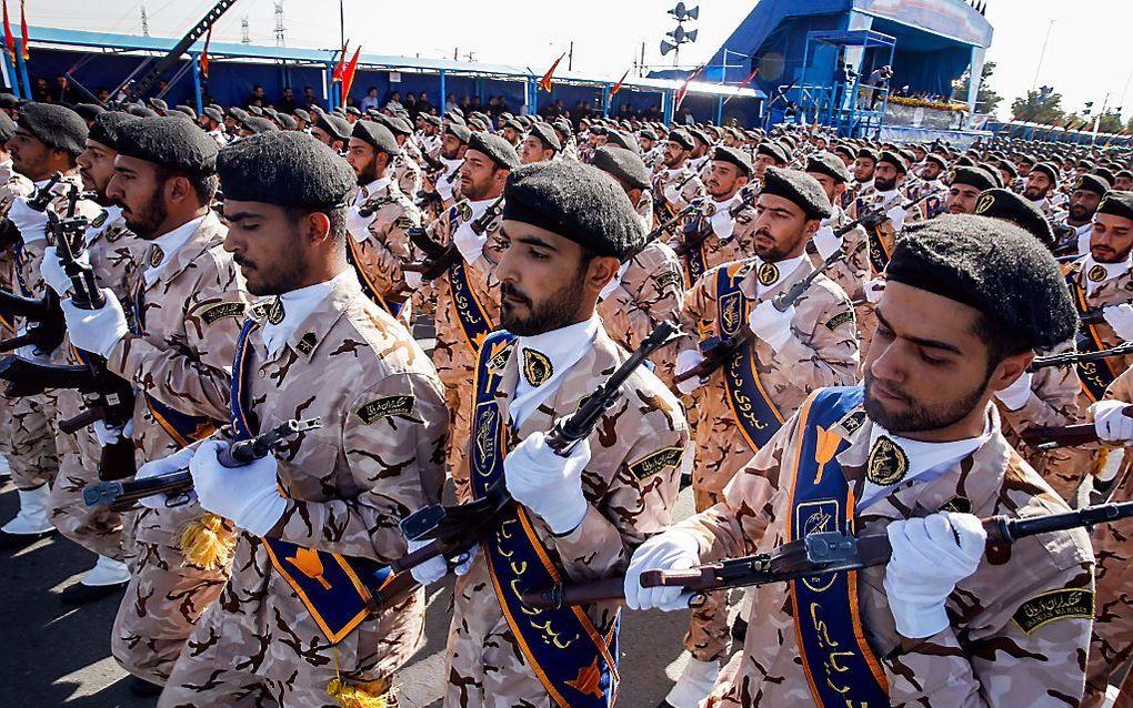 In Tehran hielden deze leden van de Revolutionaire Garde zaterdag ook een parade. beeld AFP