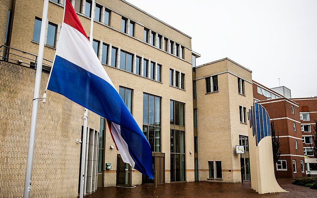 Bij het gemeentehuis in Papendrecht hing de vlag vorig jaar halfstok vanwege het gezinsdrama. beeld ANP