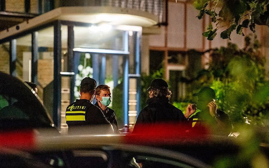 Het effect van methoden om radicalisering onder jongeren te voorkomen wordt nauwelijks gemeten. Gemeenten besteedden er de afgelopen drie jaar 20 miljoen euro aan, zonder het beleid te evalueren. Foto: politieonderzoek vorig jaar september in een woning i