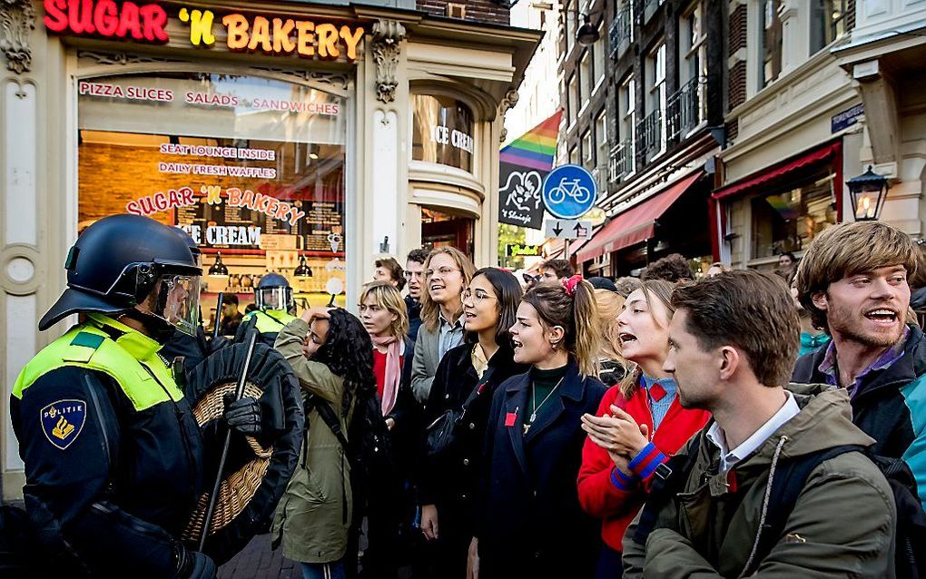 De politie treedt in september op bij het P.C. Hoofthuis waar een groep studenten het gebouw van de Universiteit van Amsterdam (UvA), bezette. Ze voerden actie tegen bezuinigingen van het kabinet en uitholling van het onderwijs. beeld ANP