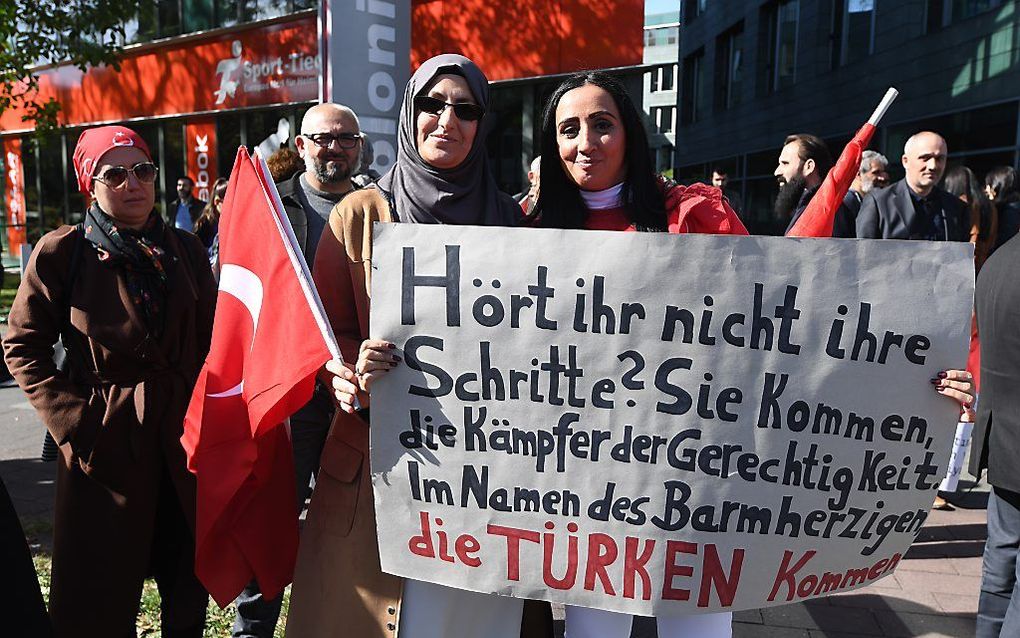 Aanhangers van de Turkse president Erdogan tijdens diens bezoek aan Keulen op zaterdag 29 september. beeld AFP