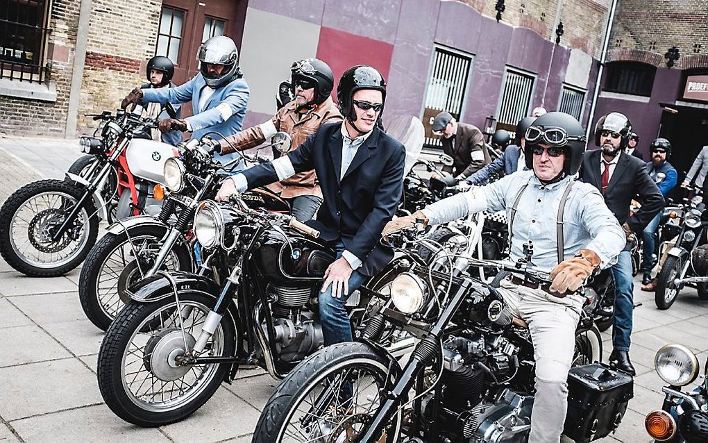 Deelnemers aan de Leeuwarder Distinguished Gentleman's Ride, een rit waarin aandacht wordt gevraagd voor de strijd tegen prostaatkanker en zelfdoding onder mannen. beeld ANP