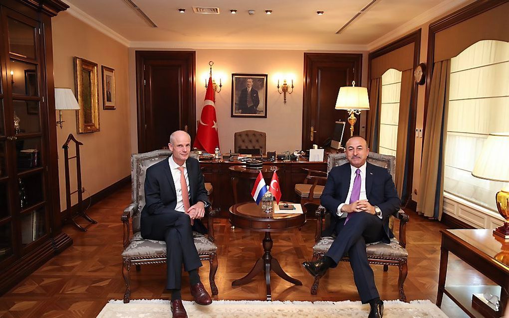 Minister Blok overlegt met zijn Turkse ambtgenoot Mevlüt Çavuşoğlu. beeld EPA