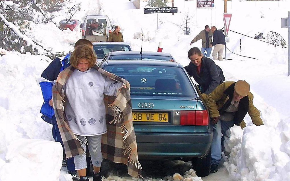 Automobilisten zijn gestrand bij Saint-Maximin. beeld EPA