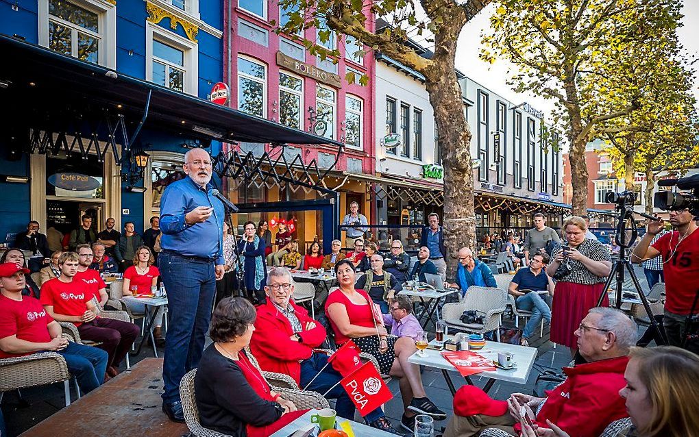 Frans Timmermans tijdens de bekendmaking op het terras van een cafe. Timmermans stelt zich kandidaat om namens de Europese sociaaldemocraten voorzitter van de Europese Commissie te worden. beeld ANP