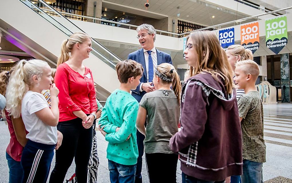 „De kern van het wetsvoorstel is dat de procedure om een nieuwe school te starten, vereenvoudigd wordt.” Foto: Minister Arie Slob in gesprek met scholieren. beeld ANP, Bart Maat