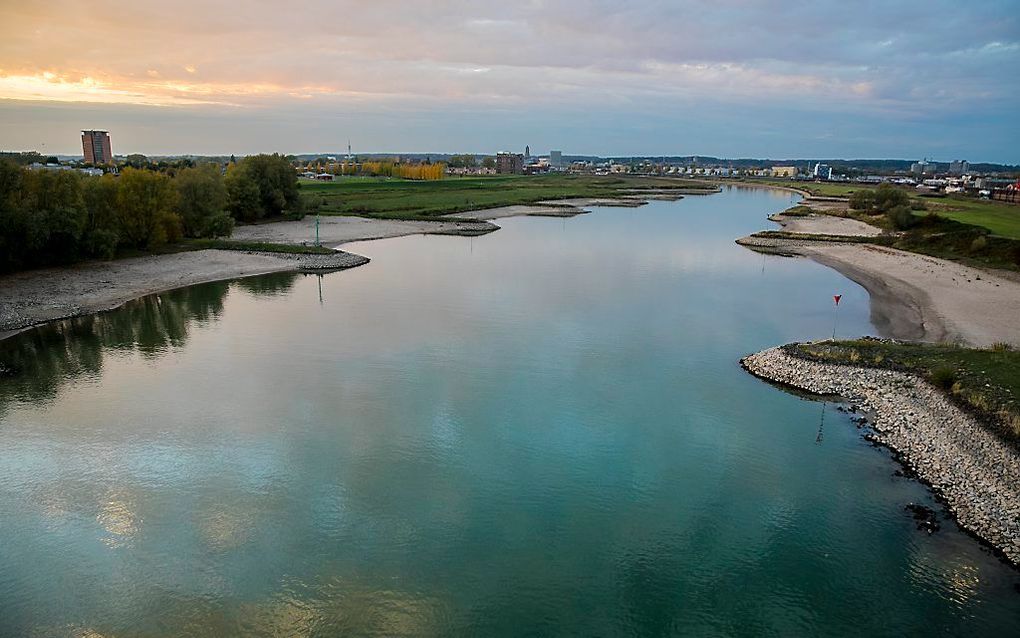 De Neder-Rijn, vorig jaar oktober, vanaf de Andrej Sacharovbrug in Arnhem. beeld ANP