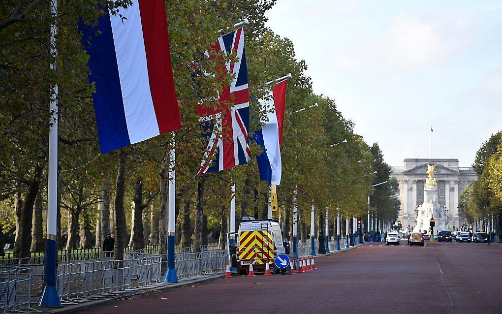 Langs The Mall, de weg die leidt naar Buckingham Palace, hangen donderdag al Nederlandse en Britse vlaggen. beeld EPA