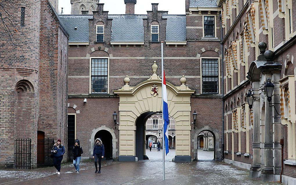 In verband met de uitvaart van Wim Kok hangt zaterdag op hoofdgebouwen van de overheid de vlag halfstok. beeld ANP