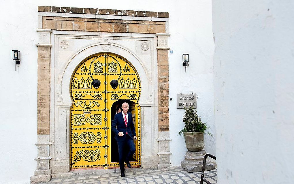 Minister Blok maakt een wandeling door de medina van Tunis. beeld ANP