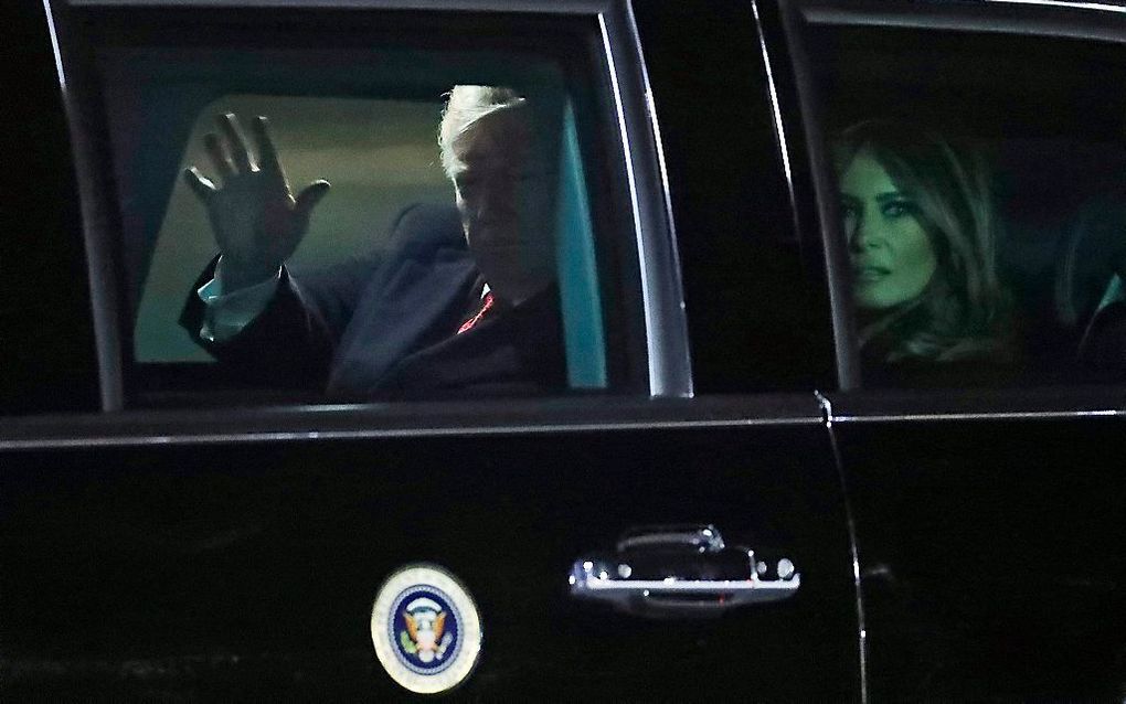 De Amerikaanse president Donald Trump en first lady Melania Trump arriveren vrijdagavond in Parijs. beeld EPA