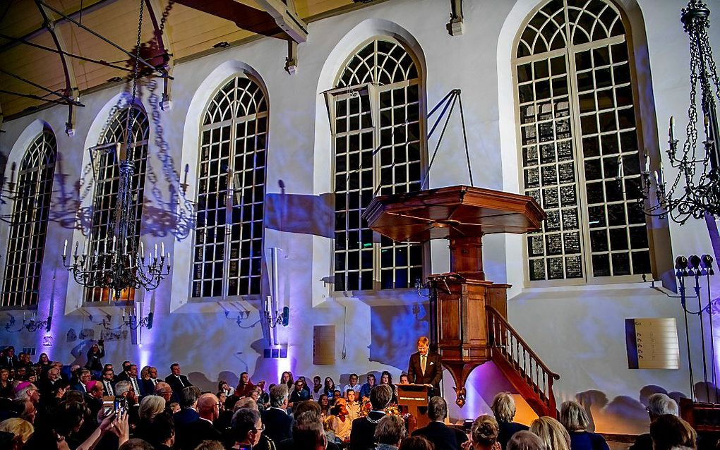 „De vraag intrigeert of de Dordtse synode zich herkennen zou in de manier waarop zij nu herdacht wordt.” Foto: Koning Willem-Alexander leest een passage uit de Statenbij-bel voor tijdens de herdenking van de Synode van Dordrecht. beeld ANP, Robin Utrecht