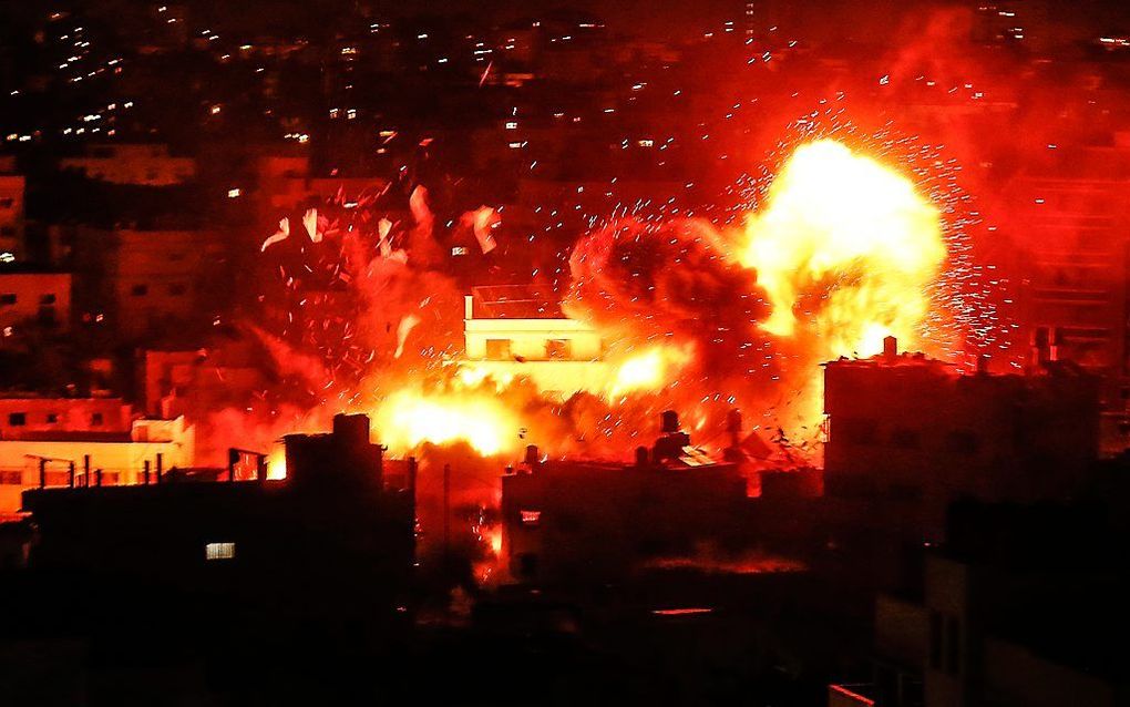 Israëlische aanval op het gebouw van televisiezender al-Aqsa TV, maandagavond. beeld AFP